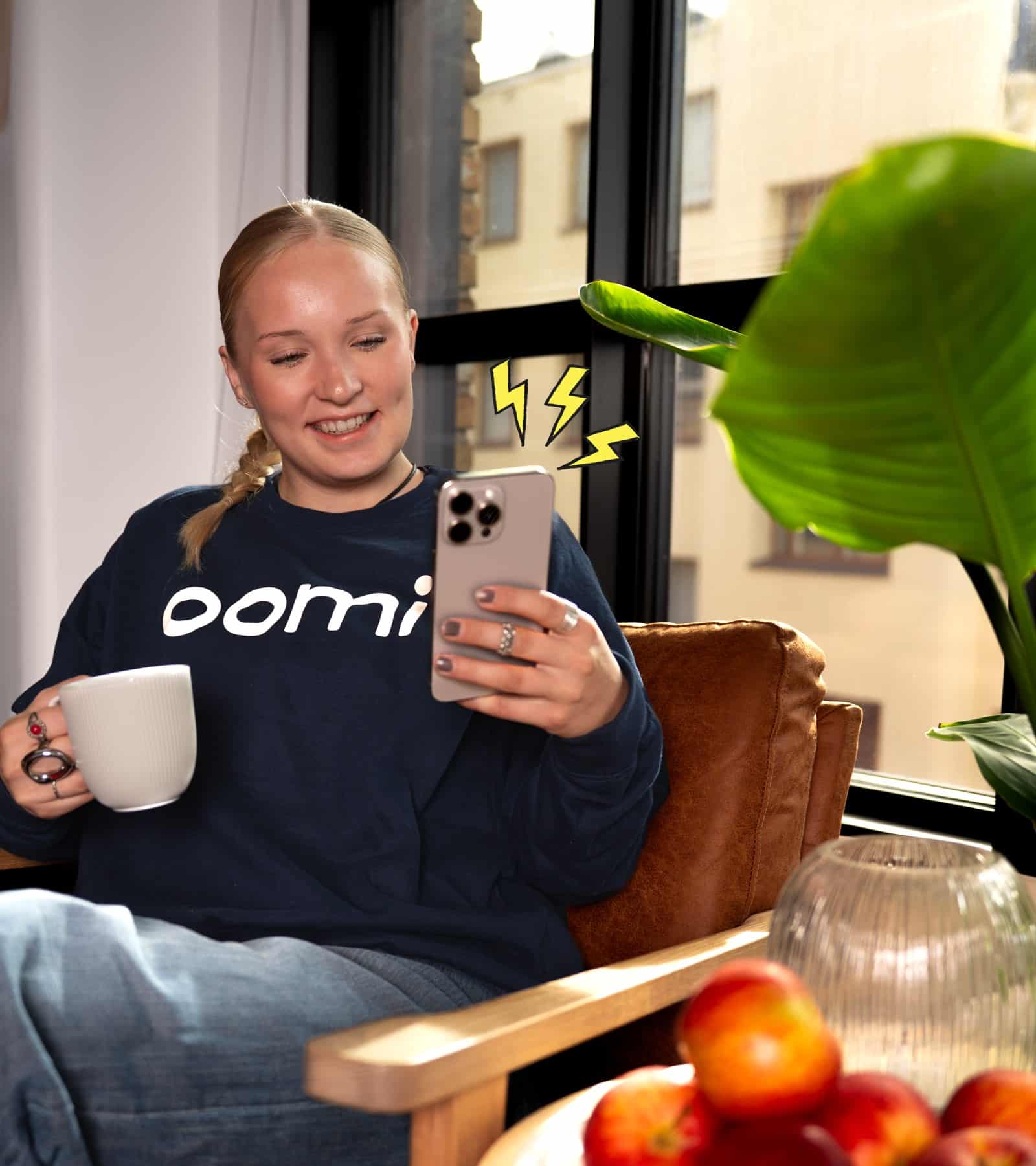 Tyttö katsoo puhelinta.