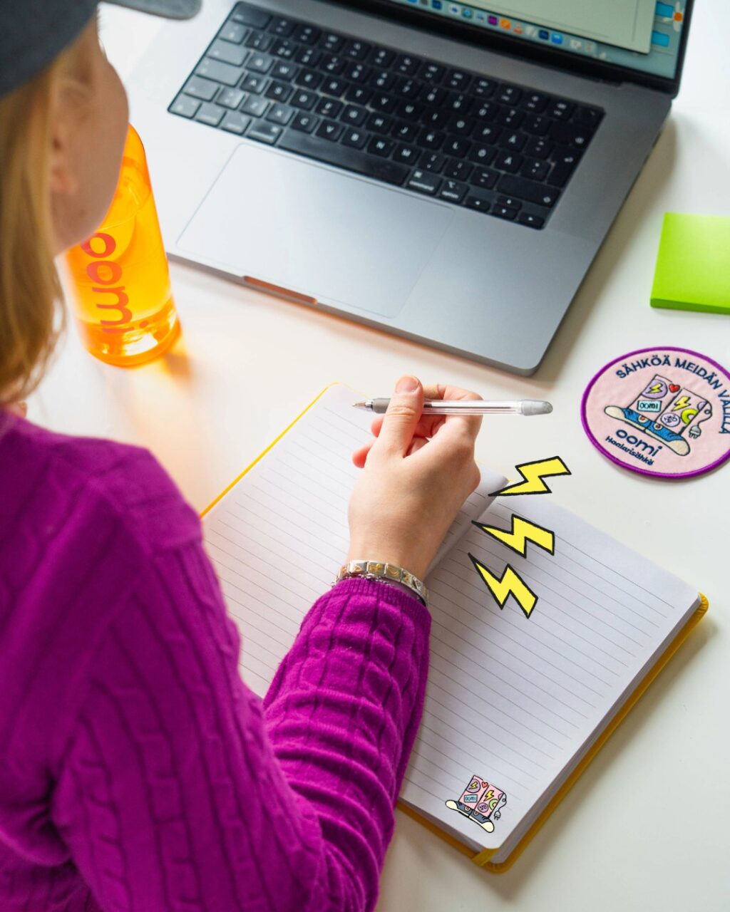 Vinkkejä opiskeluun! ⚡️Saitko opiskelupaikan? Tallenna nämä vinkit opiskelun tueksi:? Pidä akut ladattuina. Laadukas uni ja säännöllinen ruokailu ovat perusvirtaa aivoille. Ilman niitä ei synny kytkentöjä – ainakaan aivoihin!?️ Opiskelu + tauot = optimaalinen virrankäyttö. Kokeile Pomodoro-tekniikkaa eli 25 min tehokasta työtä + 5 min tauko. Aivoilla on oma sähkönsäätöjärjestelmä, joten käytä sitä viisaasti.?️ Kun happi kulkee, niin kulkee myös ajatus. Käy välillä ulkona tai avaa ikkuna. Raikas ilma antaa virtaa!? Katkaise häiriövirrat. Puhelin äänettömälle, ilmoitukset pois ja some kiinni hetkeksi. ☕ Valitse energiasi viisaasti. Kahvi ja energiajuoma toimii – hetken. Mutta tasainen virransaanti tulee vedestä, hedelmistä ja pienestä liikkeestä.? Säännöllinen rytmi, selkeät tavoitteet ja pienet palkinnot tekevät opiskelusta sujuvaa. ⚡️ Olipa opiskelupaikkasi sitten Rovaniemellä tai Jyväskylässä, Oomilta saat opiskelijan oman etuhintaisen Haalarisähkön joka puolelle Suomea! #oomi #sähkö #opiskelu #opiskeluvinkki